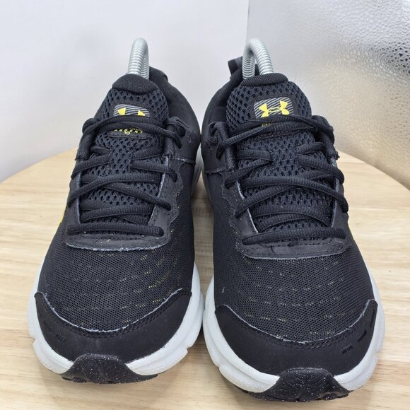 Men's size 8 Under Armour, Charged Assert 10 Running Shoe 3026175-008 Black/Gold - Picture 4 of 9